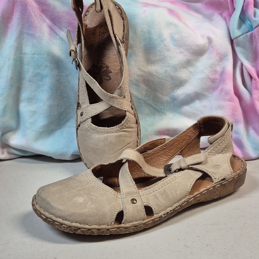 Josef Seibel Size 40 Light Tan Buckle Style Flat